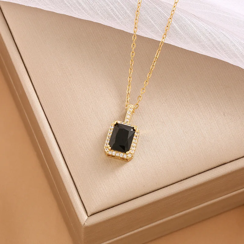 

Новое женское колье с квадратной биркой, черное масляное квадратное колье с вставками из циркона, простое и модное.