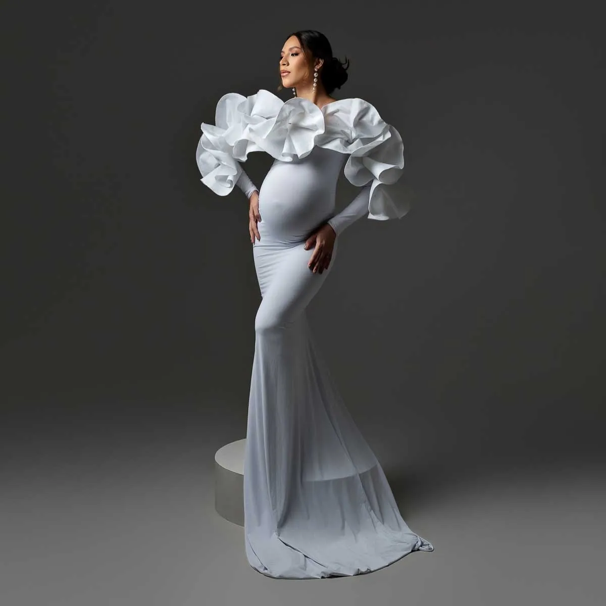 

Pretty White Mermaid Maternity Dress Photoshoot Ruffled Flower Chic Baby Shower Dresses платье для беременных