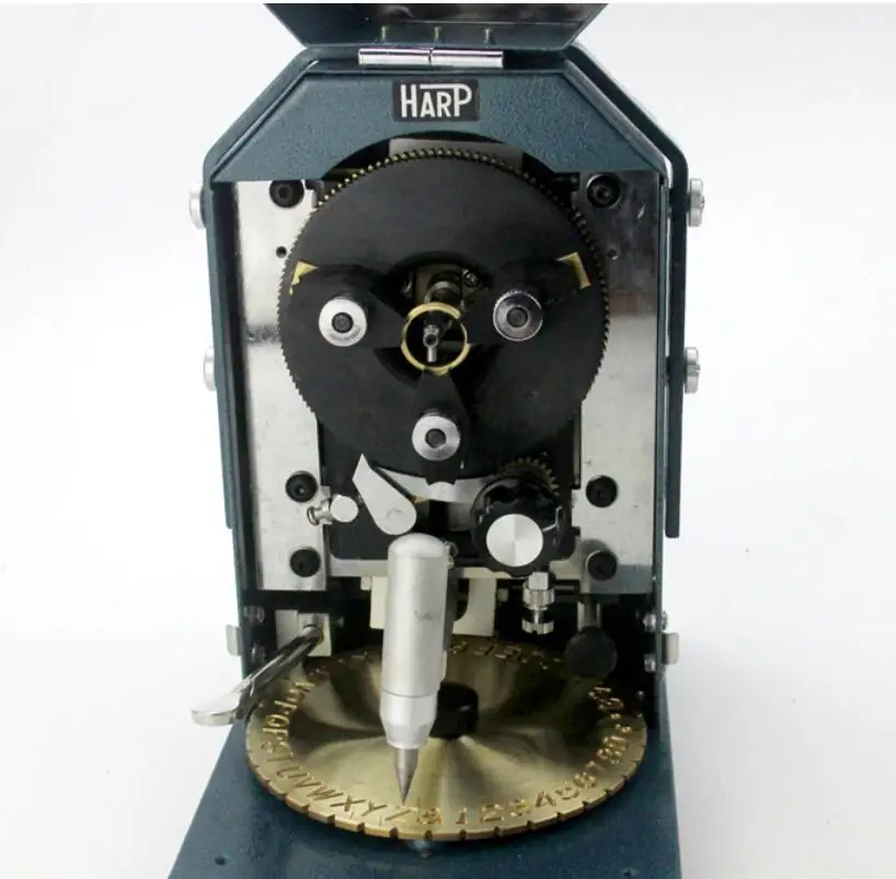 

Кольцо внутри гравировального станка ювелира, ювелирные инструменты