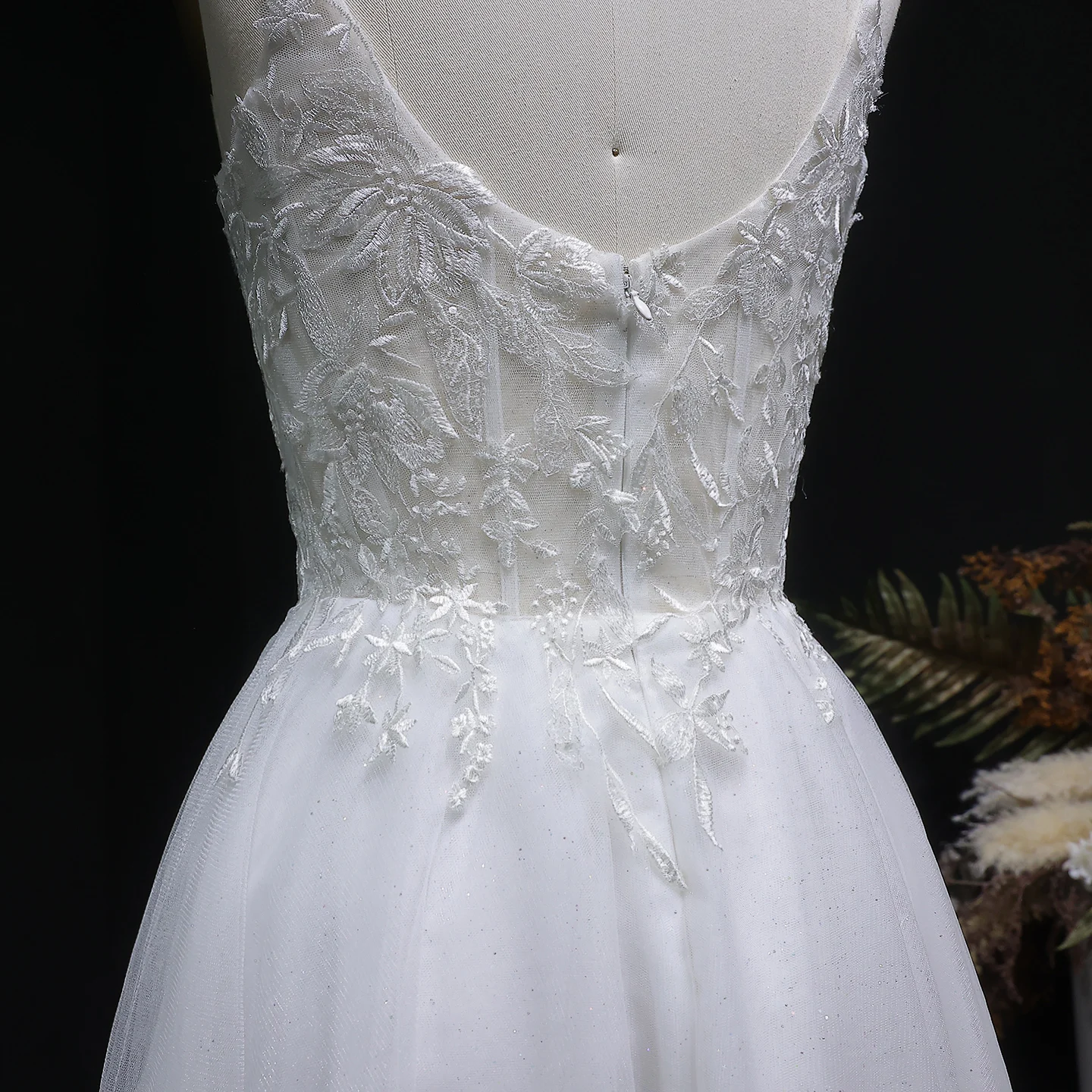 Sharon Said Weißes Homecoming-Kleid mit Spaghettiträgern und tiefem V-Ausschnitt, floral verziert, Dubai, kurzes Cocktail-Abschlussballkleid, RM140, maßgeschneidert – Detail 8