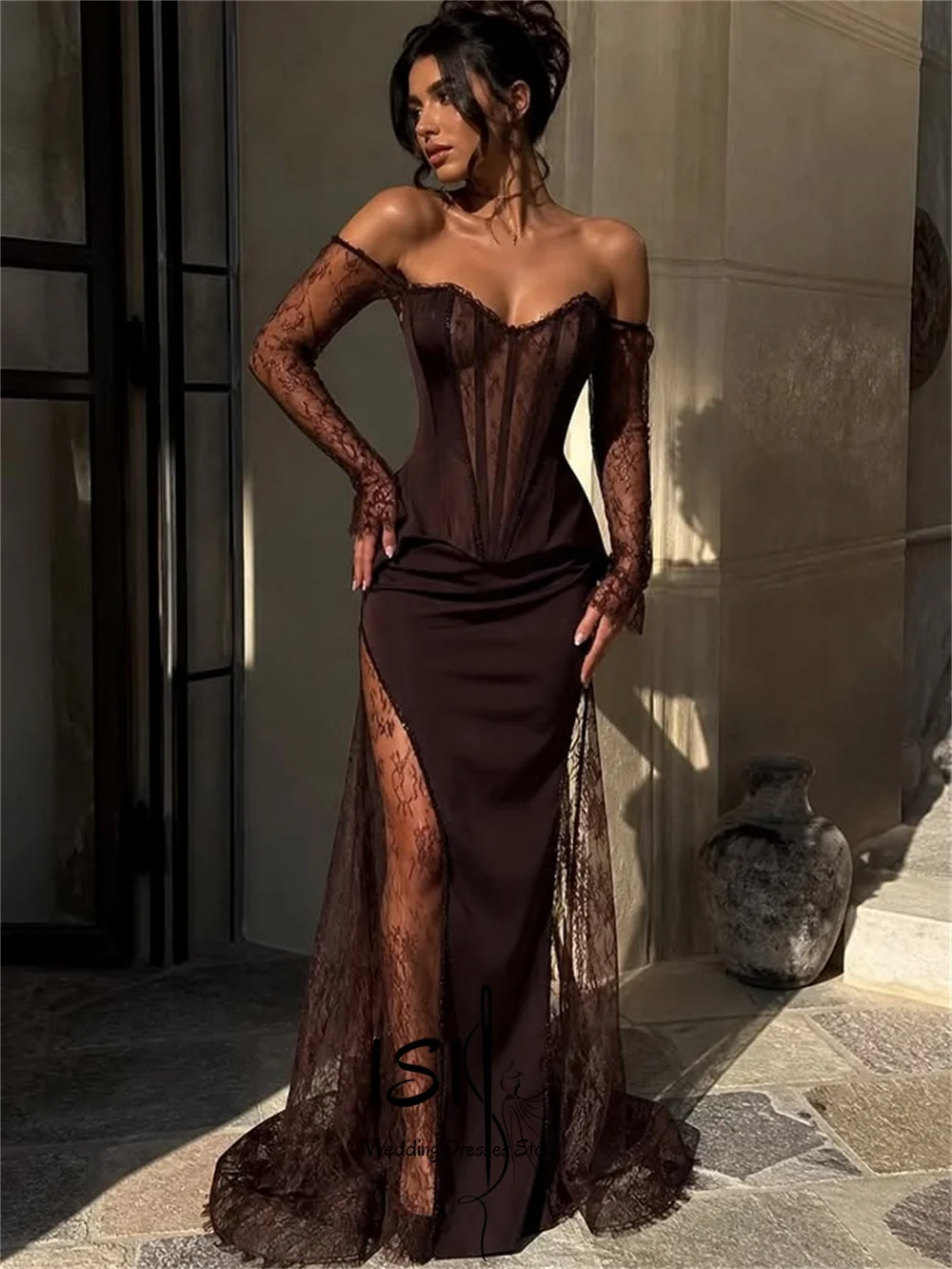 ISI Maßgeschneidertes schwarzes schulterfreies Spitzenkleid mit langen Ärmeln, hochgeschlitztes Abendkleid, elegantes figurbetontes Kleid