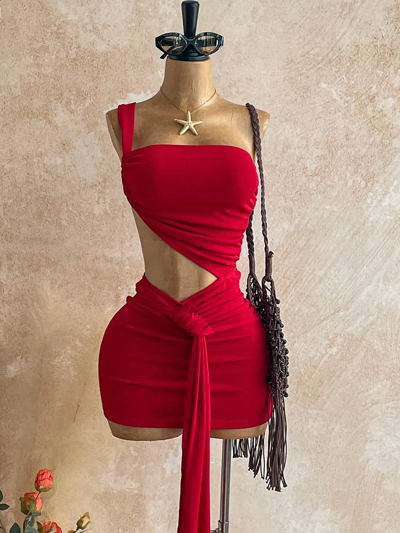 

Красное однотонное мини-платье с вырезами, завязками на талии и одной бретелькой