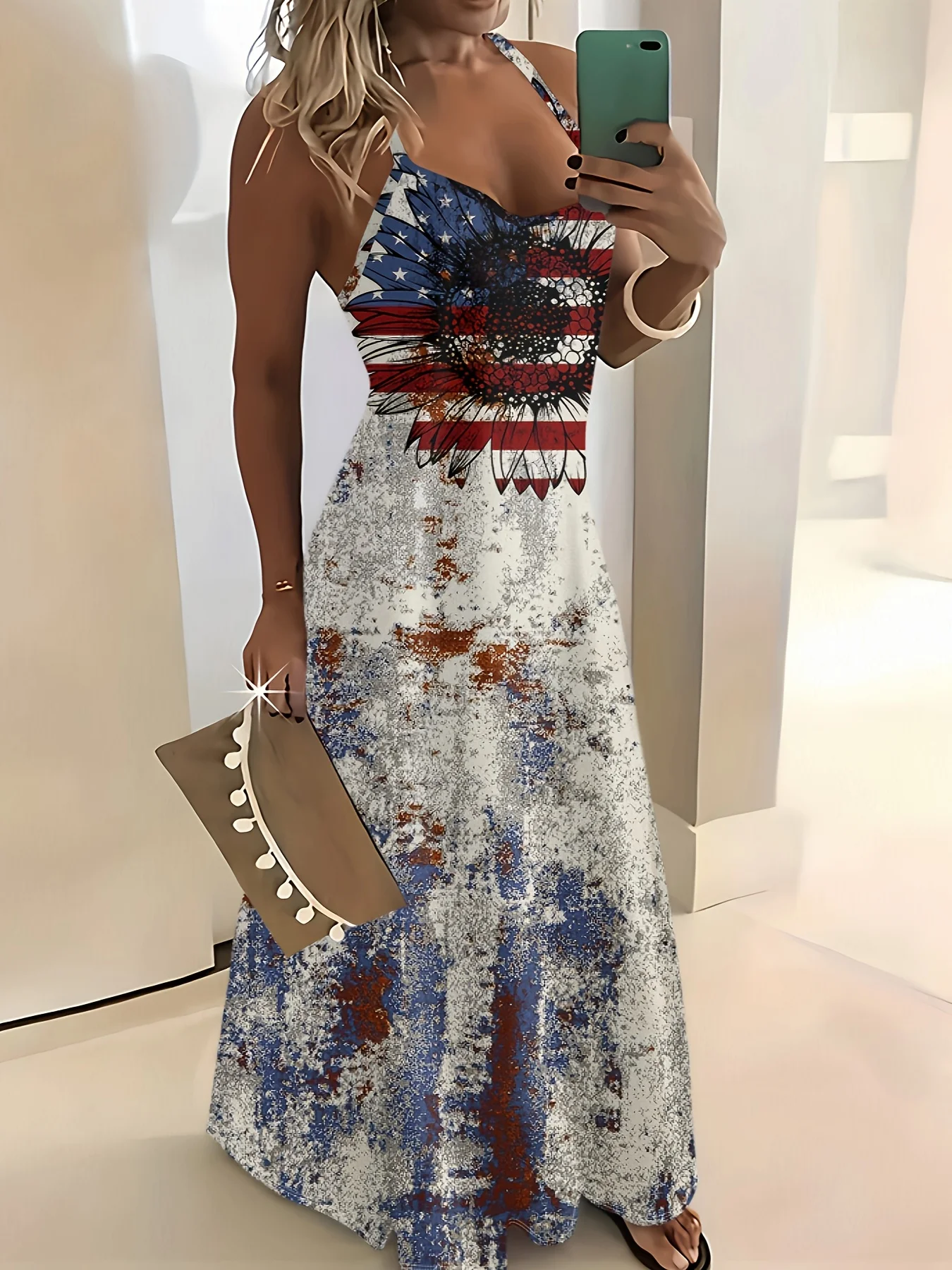 

Платье с принтом, изображением американского флага и эффектом брызг чернил, с вырезом на шее.