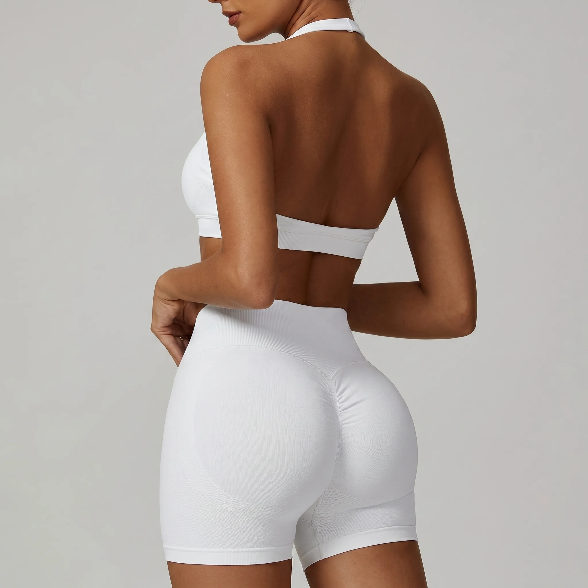 Traje de yoga de 2 piezas para mujer, conjunto de entrenamiento de gimnasio sin costuras, sujetador deportivo con cuello halter y pantalones cortos de impacto a juego, traje de gimnasio