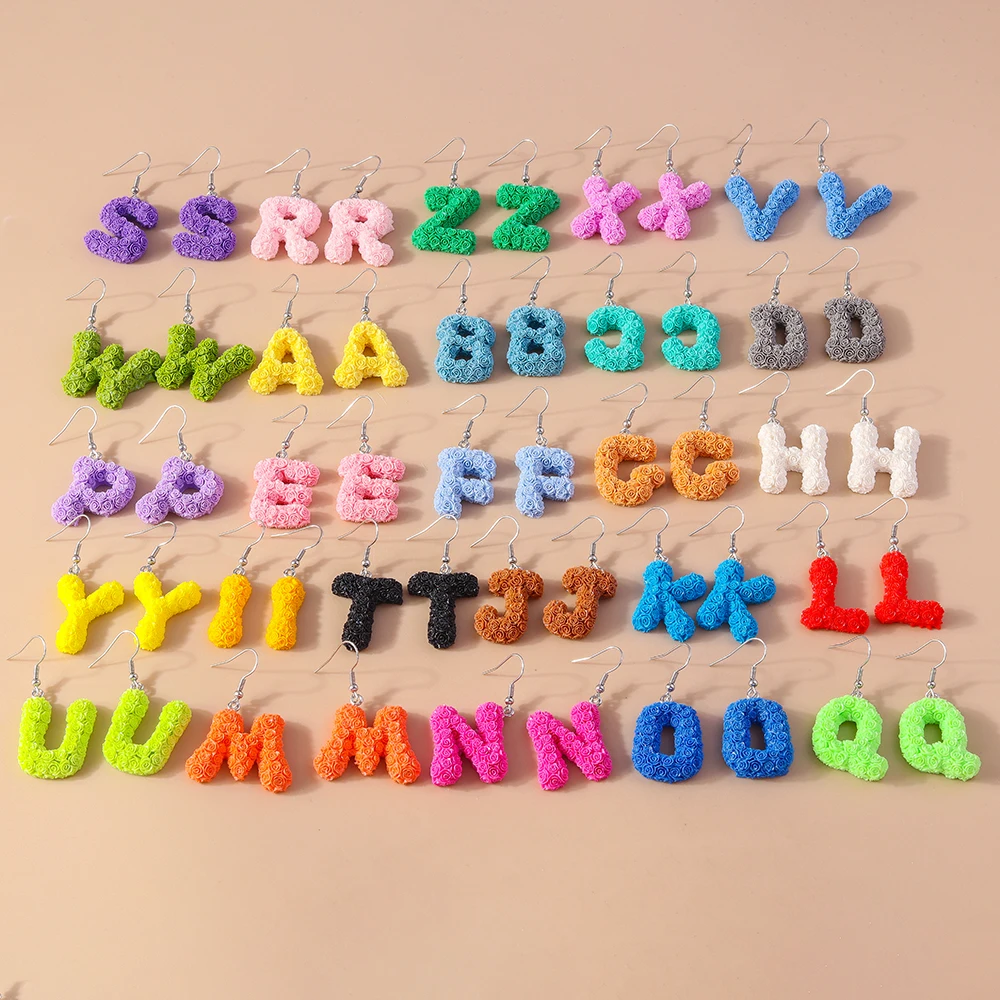 Aihua Bunte Harz-Ohrringe mit Blumen-Initialen, 26 Buchstaben, Kawaii A-Z Alphabet-Charm-Ohrringe für Frauen, Geburtstagsparty-Schmuckgeschenke – Detail 2