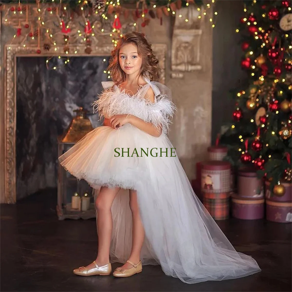 

Customized White Flower Girl Dress Feathers Bow Spaghetti Straps Girls Wedding Party Dress Off The Shoulder Puff First Communion