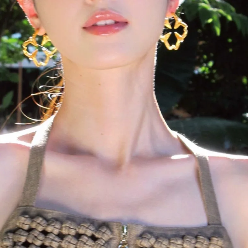 

Luxury Big Hollow Out Flower Hoop Earrings For Women Creative New Statement Fashion Metallic Earings Wholesale