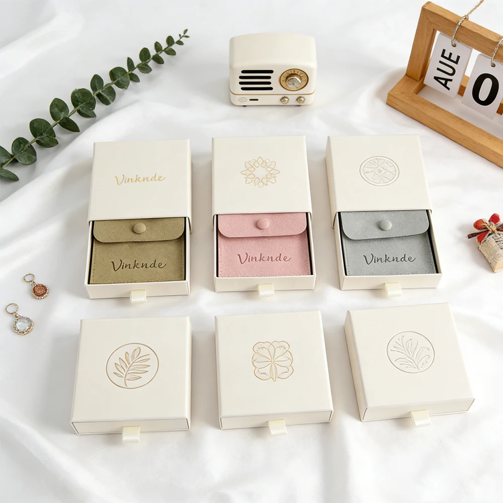 

24/50/100 шт. картонных выдвижных коробок для ювелирных изделий с индивидуальным логотипом, 7x7x2,5 см, с застежками-застежками для сережек, колец, ожерелий