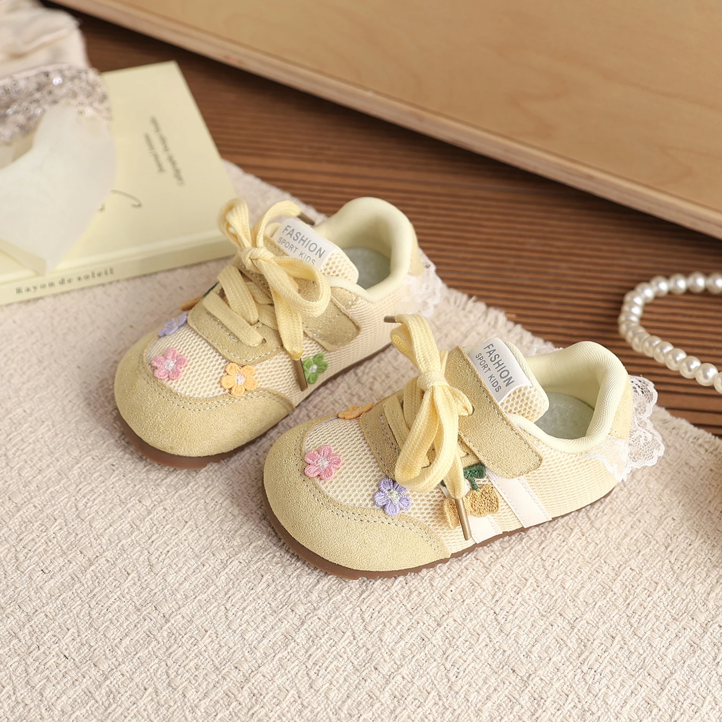 Girls' Fashion Sneakers Versatile & Stylish, Featuring Flowers Embroidery Kids' Casual Sports Shoes with Soft, Non-Slip Soles