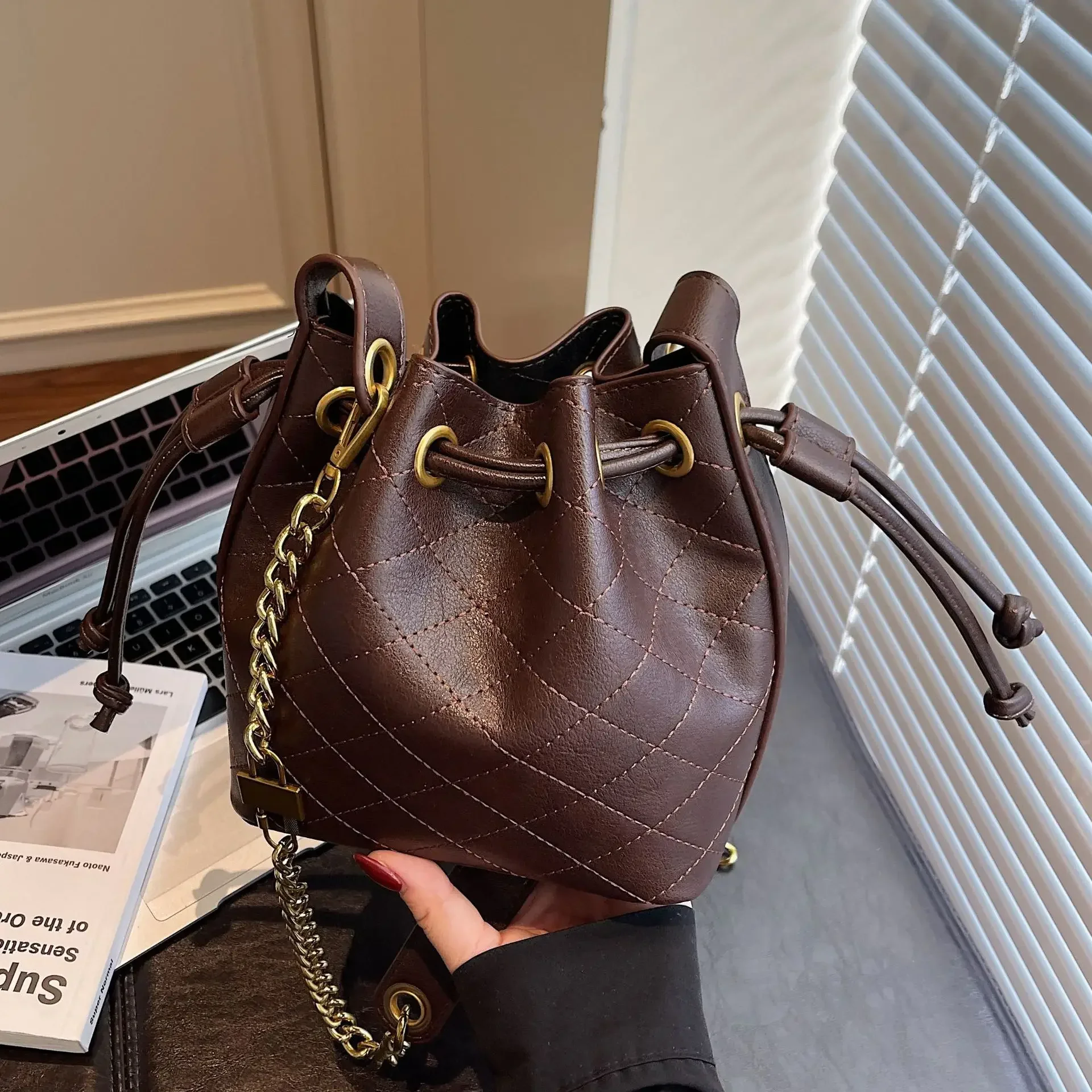 

Rhombus Chain Bag Women's 2025 New Trendy Autumn and Winter High-end Shoulder Bag Retro Commuter Messenger Bucket Bag