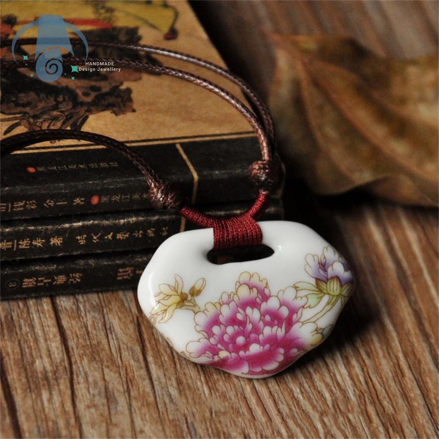 

Этническое красное ожерелье с пионом, фарфоровый кулон с несколькими узорами, регулируемая веревка, традиционные украшения ручной работы для женщин, модный подарок