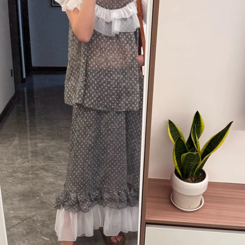ชุดเซ็ตกระโปรงยาวลายจุดสีเทาสไตล์วินเทจ แต่งระบายผ้าลูกไม้หลายชั้น แขนระบายสวยหวานสำหรับผู้หญิง คอลเลคชั่นใหม่ปี 2025