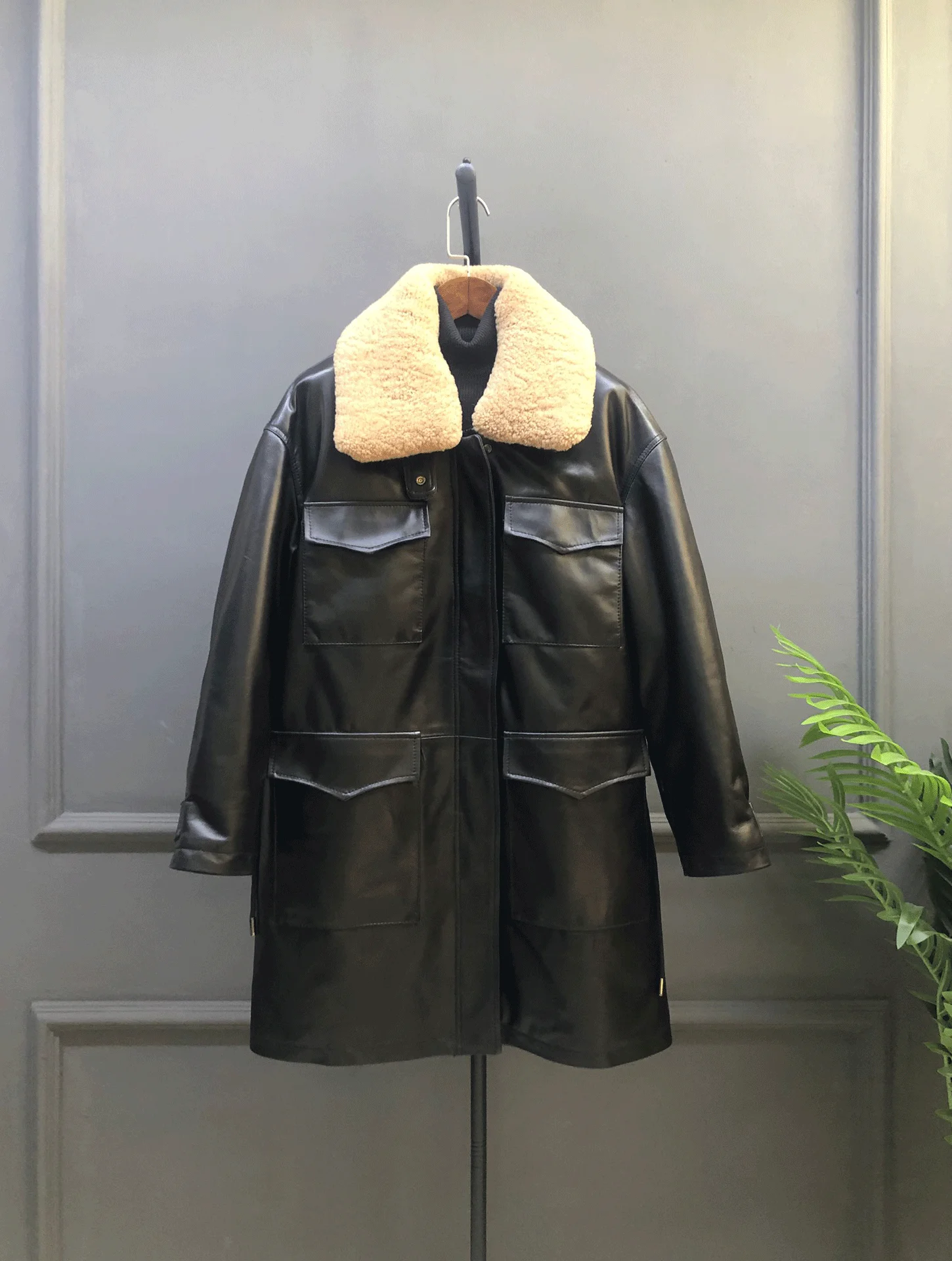 

Женский свободный пуховик из искусственной кожи с воротником из овечьего меха, теплый, с эффектом похудения, на длинной подкладке из искусственного меха