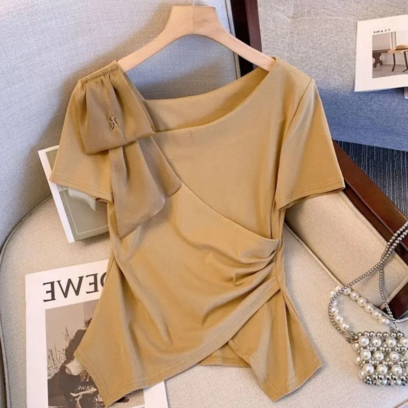 새로운 여름 스타일 불규칙한 경사 목 디자인 여성용 반팔 티셔츠는 슬림하고 우아한 탑을 보입니다.