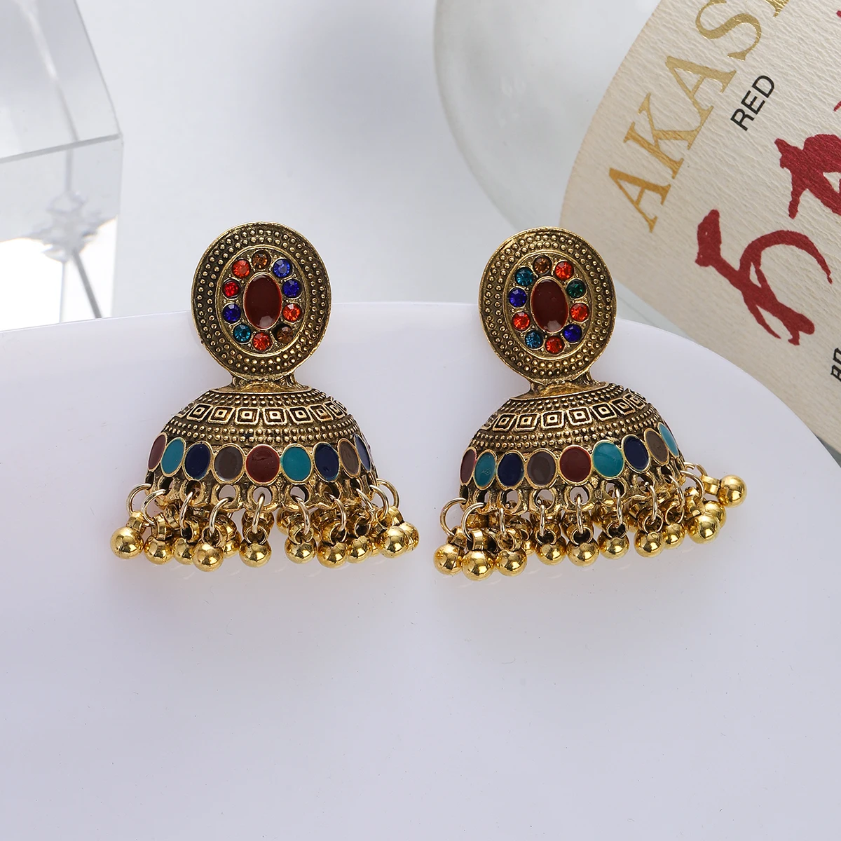 Bohemia Retro Jhumka Femmes Golden Carved Bell Tassel Earrings for Women Fashion White CZ Oval Dangle Earrings Wedding Jewelry