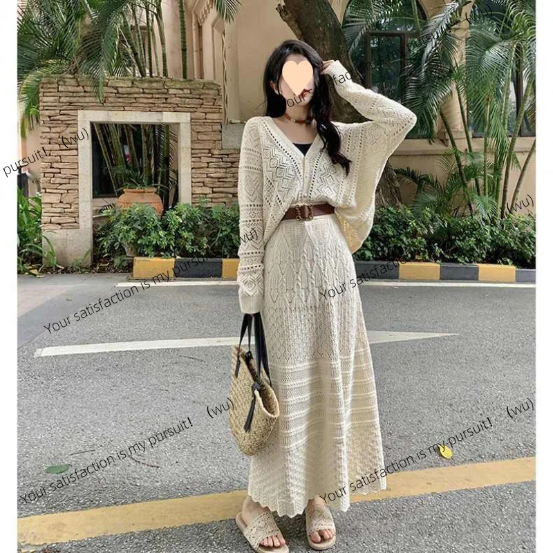 

Ленивый ветер Премиум Полый вязаный кардиган Свитер с высокой талией Юбка Модный комплект из двух предметов