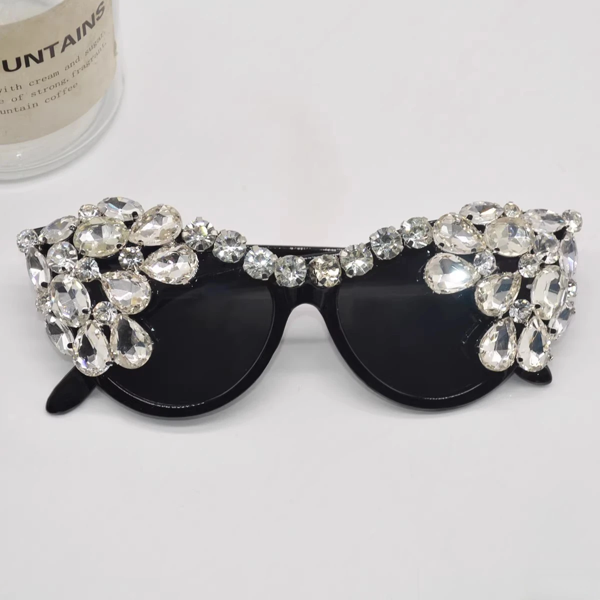 

Women's Luxury Shiny Retro Oversized Cat Eye Crystal Sunglasses Black White Vintage Party Fashion Shades Occhiali da sole