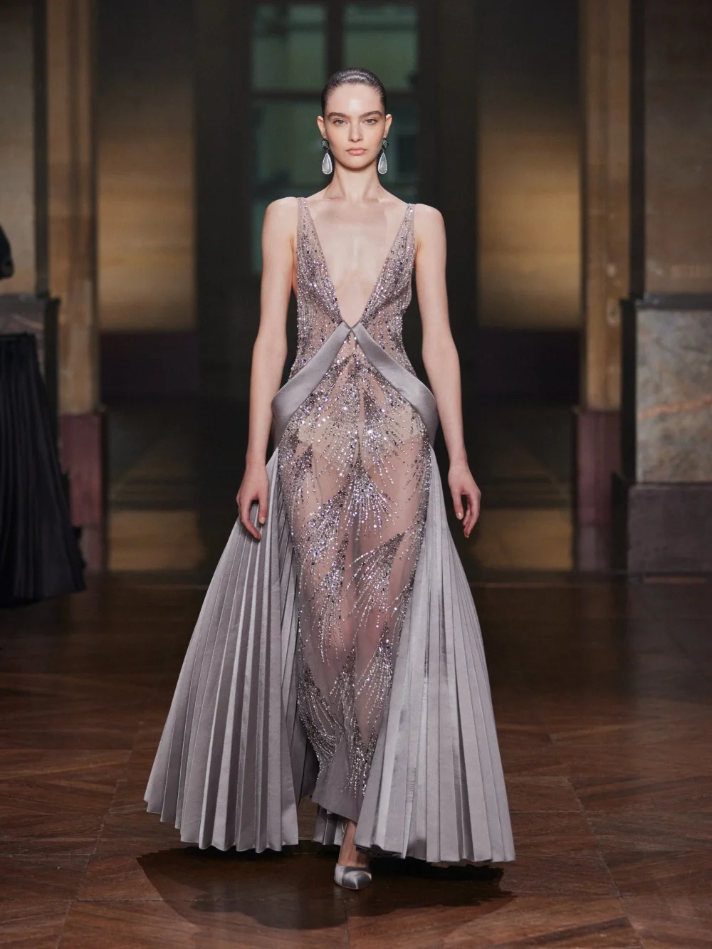 Fashion Shimmering Beaded Evening Dress Sexy Illusion Deep Vneck Wedding Party Gowns Customized Luxurious Straight Banquet Gowns