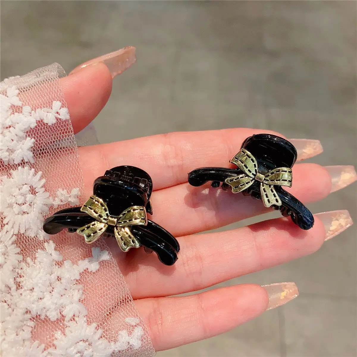 

Fashionable luxury-style bow hairpin. New model. Simple and elegant appearance. High-level grip and hold. Delicate hair accessor