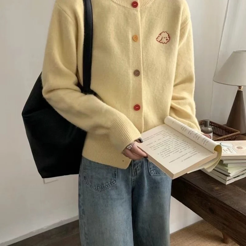 

Осенний новый вязаный кардиган с круглым вырезом, женский корейский вариант, нежные красочные пуговицы, вышивка, шикарный свободный универсальный свитер