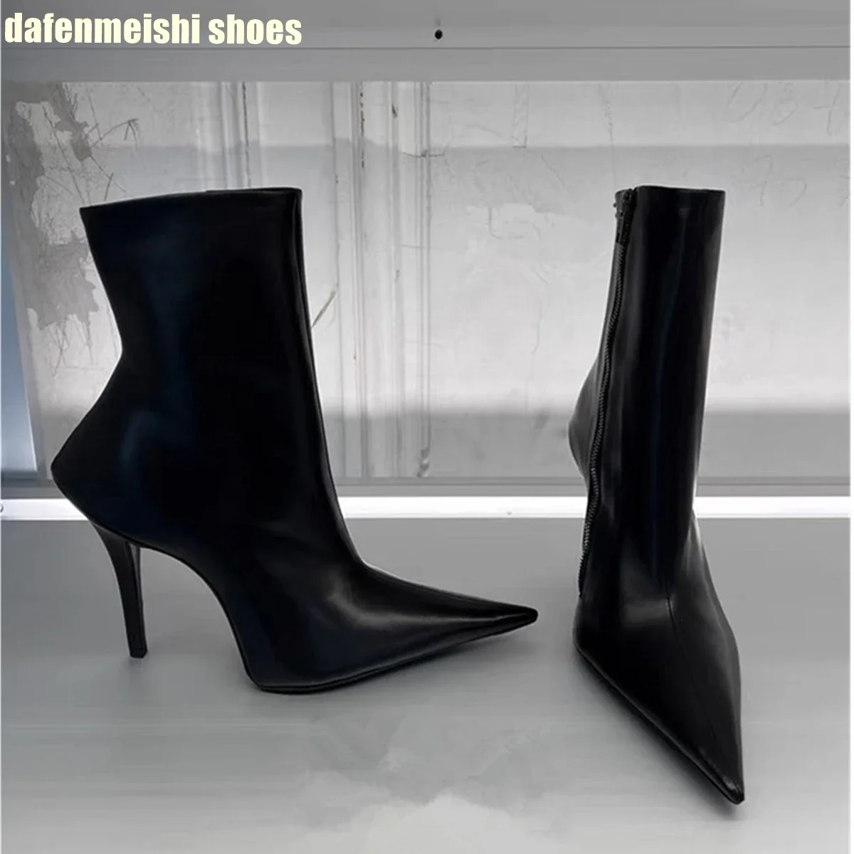 2025 New Style Stiletto Pointed Toe Side Zipper Short Boots Black Leather Large Size Motorcycle Boots Winter Fashion Boots