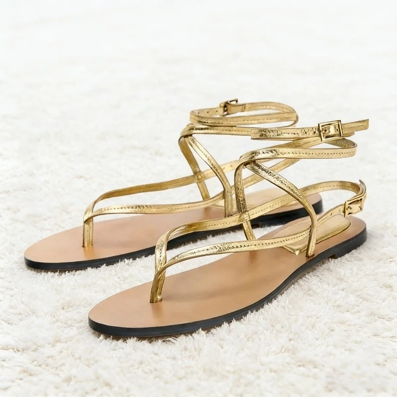 

Сексуальные сандалии на плоской подошве с золотым ремешком на щиколотке и пряжкой, женские легкие удобные шлепанцы, роскошные дизайнерские летние сандалии с перекрестным ремешком