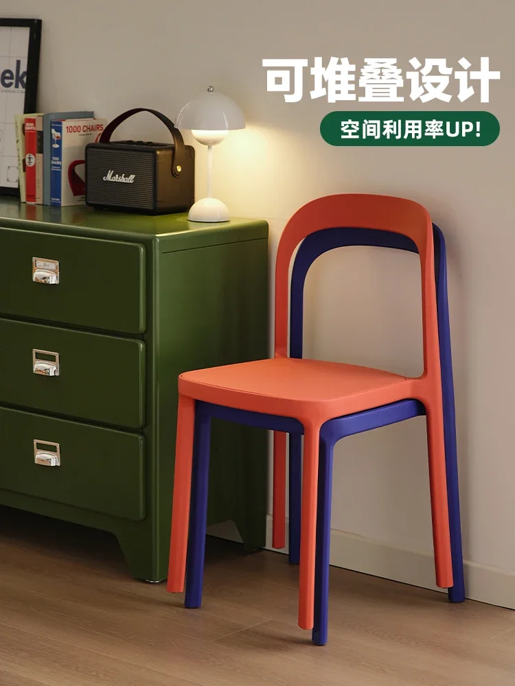 Sedia da pranzo nordica, plastica addensata impilabile per uso domestico, sedia per il tempo libero con schienale per piccoli appartamenti, negozio di dolci e caffetteria