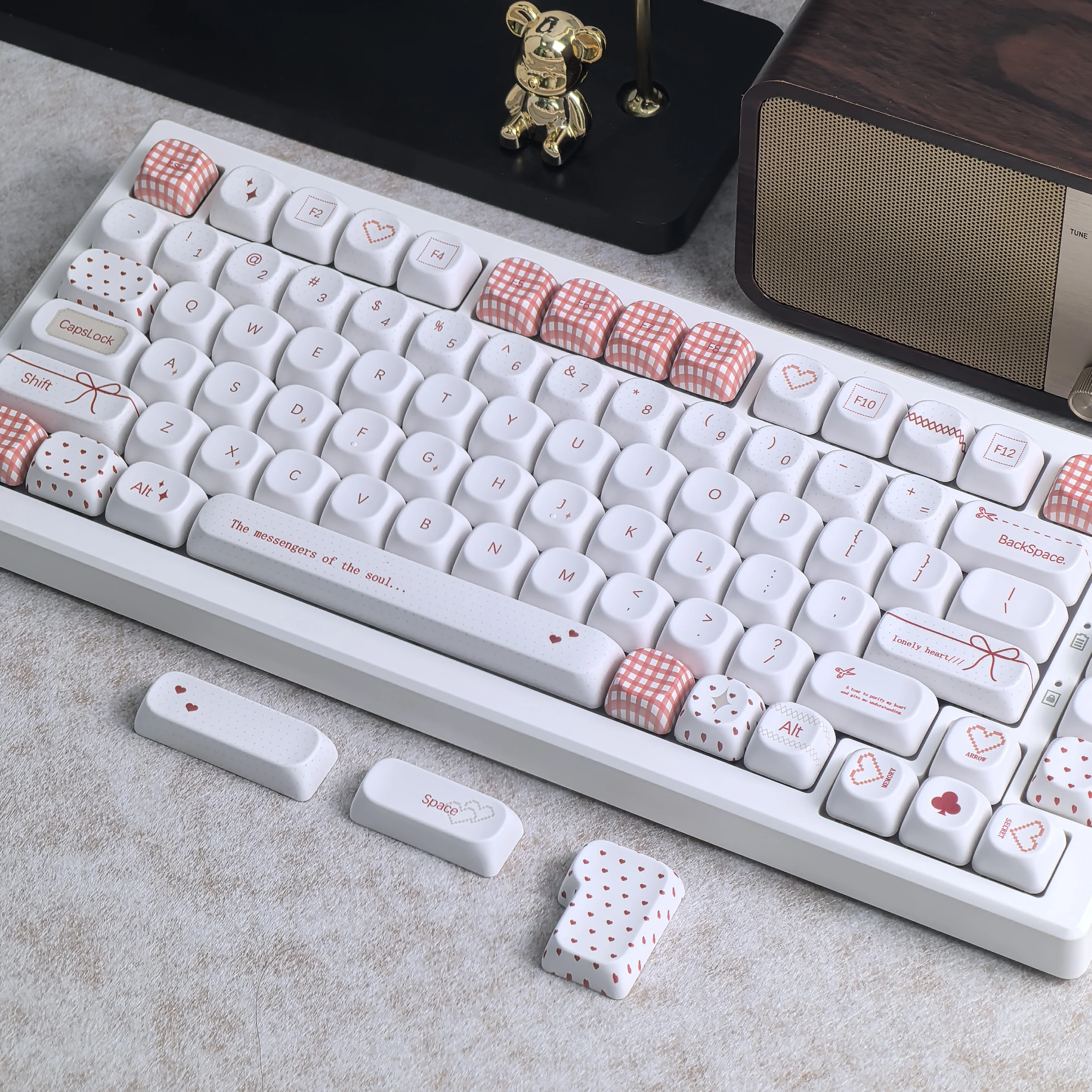 MAIMOOO Moa Keycap White Simple Cute With A Sweet Bubbly Red Bowknot Checkered Aula Keyboard Keycap Ansi Iso Alice Layout.