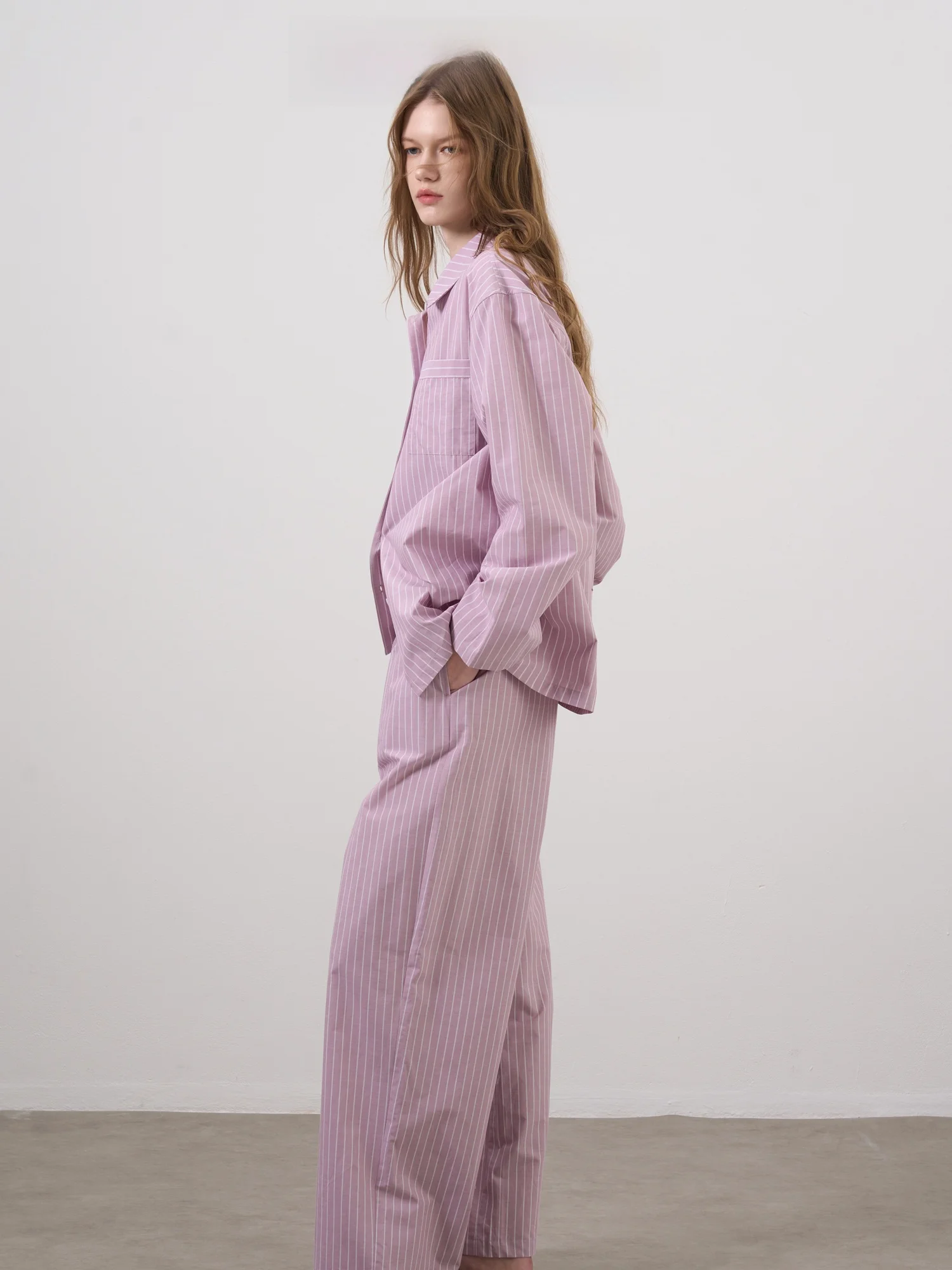 

Летний домашний комплект Forretro: минималистичные полосатые шорты и футболка из чистого хлопка, цвет пыльно-розовый, можно носить на улице