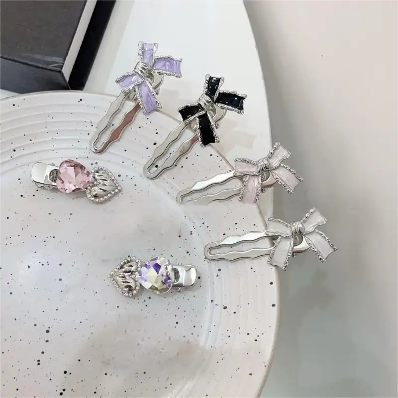 Süße Haarspange mit Schleife, Herz und Strasssteinen, hochwertiges Haaraccessoire für Damen. – Detail 3