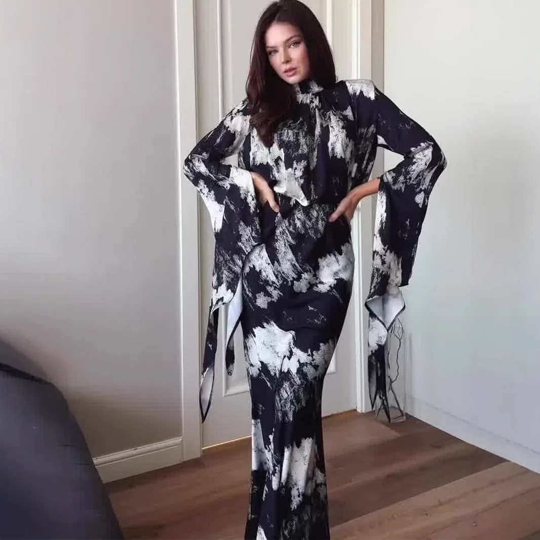 Vestido Largo Ajustado de Satén con Estampado Asimétrico, Cintura Alta, Estilo Casual, Manga Larga Regular, Cuello Redondo, p...