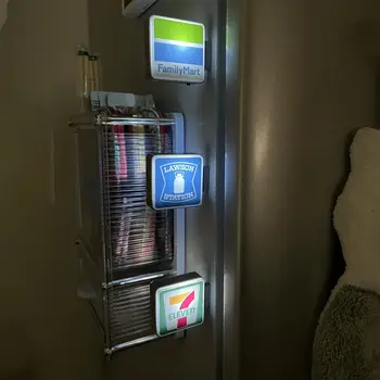 Nové bytové doplňky Japonsko 711 Family Lawson Světelný nápis Magnety na ledničku Kreativní miniaturní magnetické dekorace pro kutily 10 nejlepší prodej Buzo formule 1 - №3