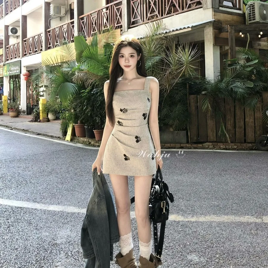 

【New style】French retro beautiful small suspender dress for women's summer 2026 new style square collar beautiful waist-pinchin