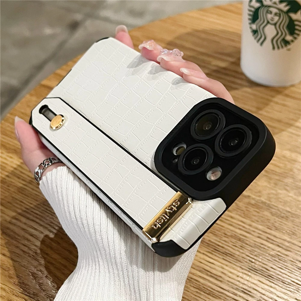 クロコダイル柄レザー風リストストラップ付きスマホケース iPhone 17