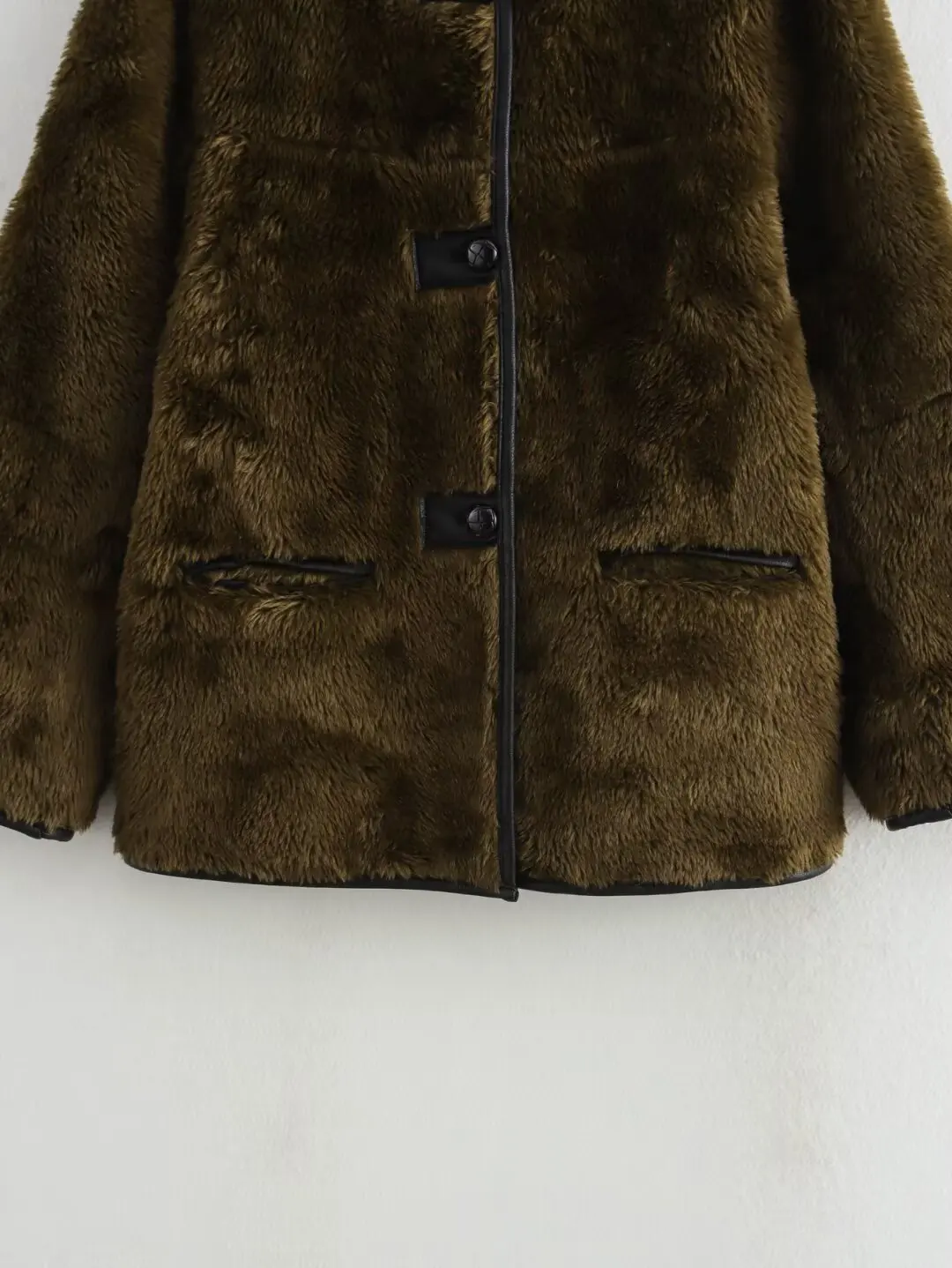 سترة نسائية موضة 2025 على الطراز الأوروبي والأمريكي لخريف جديد بخياطة من الفرو الصناعي بياقة دائرية وأكمام طويلة ملابس خارجية Mujer