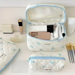 Borsa cosmetica borsa per il trucco con fiocco bianco piccola borsa da toilette portatile per studenti fresca e carina borsa da toilette trapuntata di grande capacità