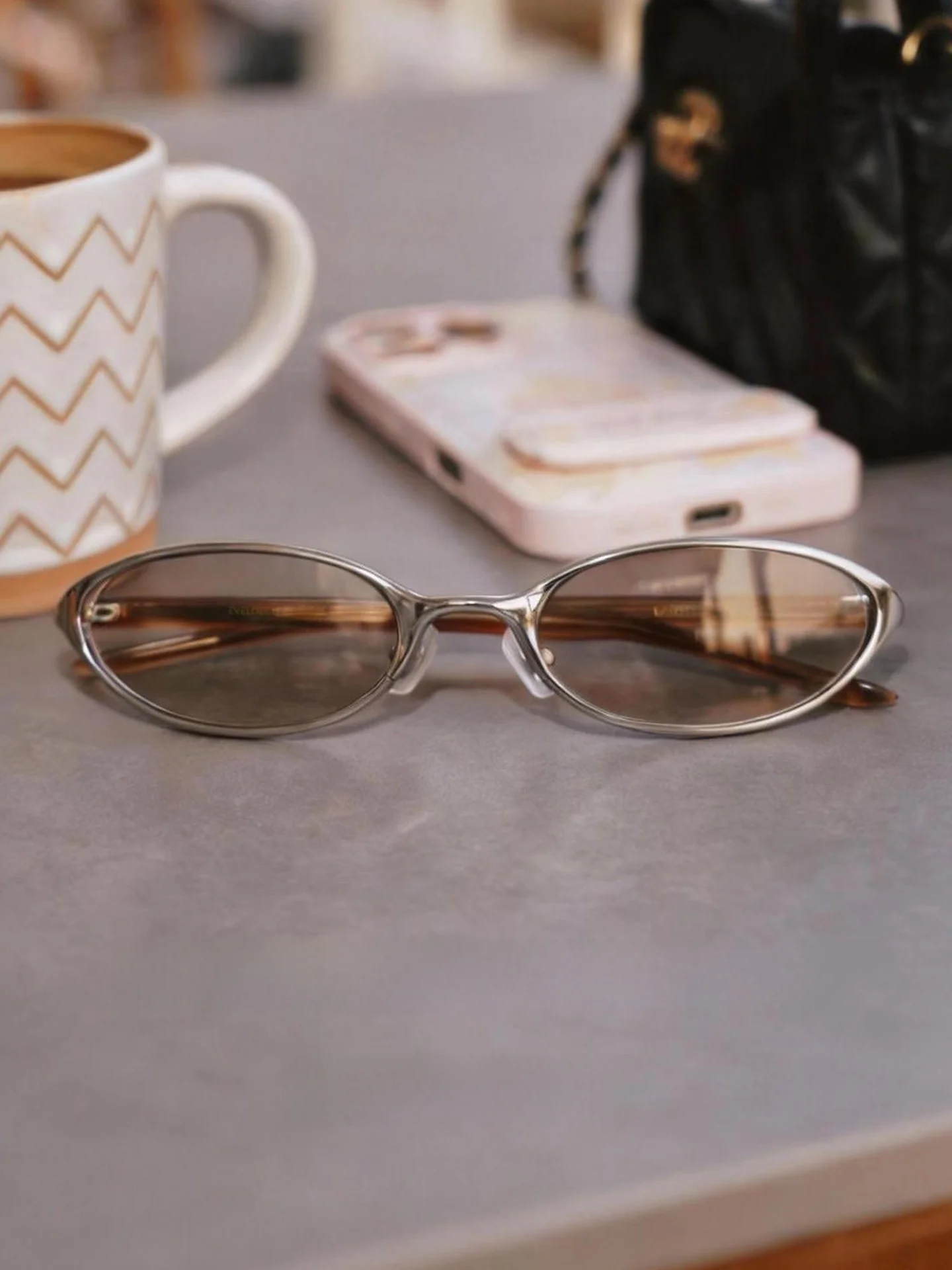 lunettes-de-soleil-ovales-retro-couleur-the-moody-monture-optique-haut-de-gamme-en-alliage-monture-integrale-a-ressort-collection-printemps-2026