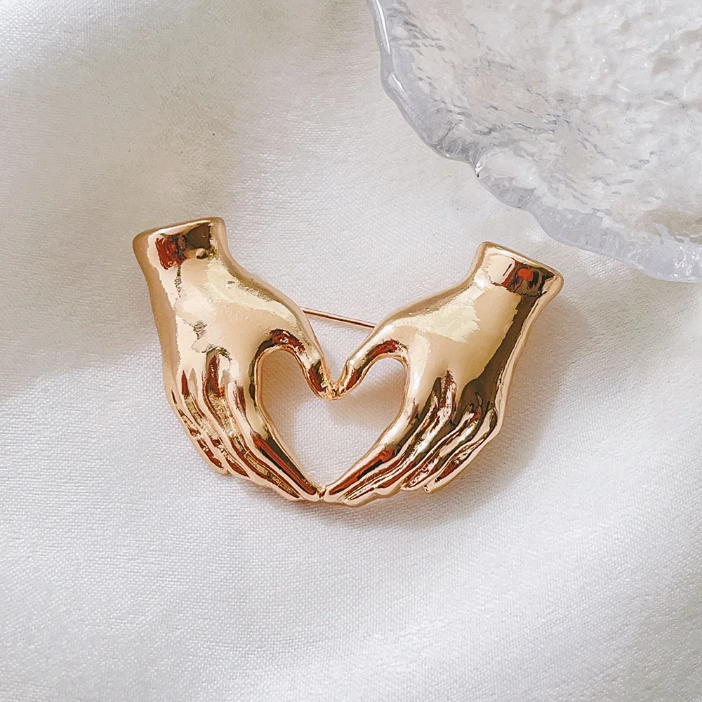 New Creative Unique Double Hands Heart Brooch for Women, Elegant Minimalist Lapel Pin, Suit Clothing Accessory, New Style