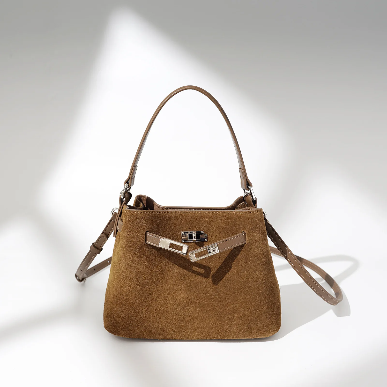 

Vintage Fashionable Tote Bag With Textured Leather And Chic Letter Logo Also Designed As A Versatile Commuter Diaper Bag