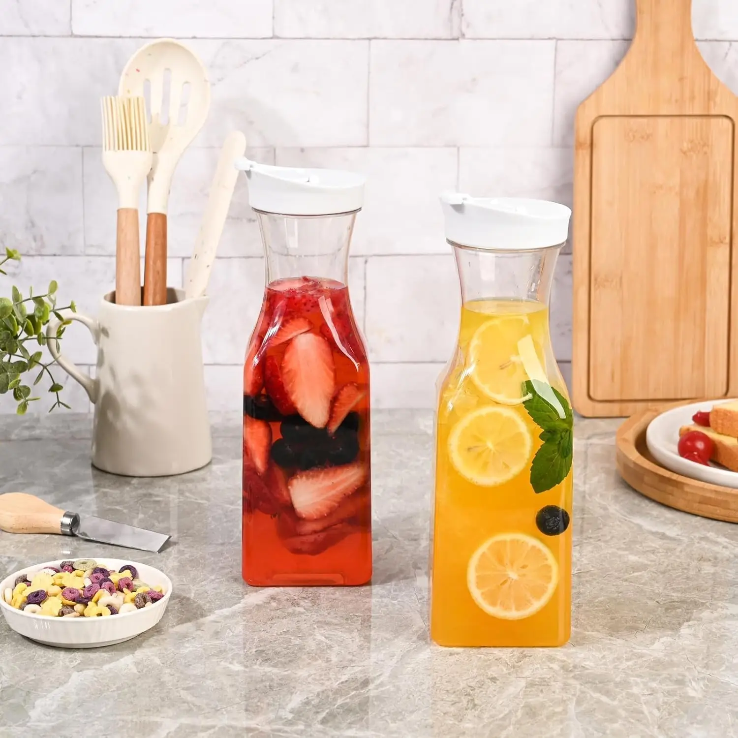 4 عبوات من البلاستيك سعة 1 لتر مع أغطية - أباريق مشروبات شفافة بقاعدة مربعة - للعصير والماء والحليب والميموساس - حاويات تخزين الثلاجة