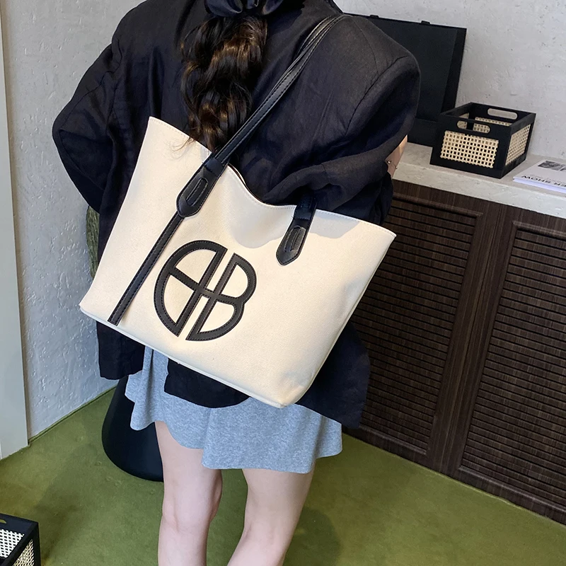 

Fashionable Breathable Diaper Bag With Wide Strap Design Distributes Weight Evenly And Relieves Shoulder Fatigue