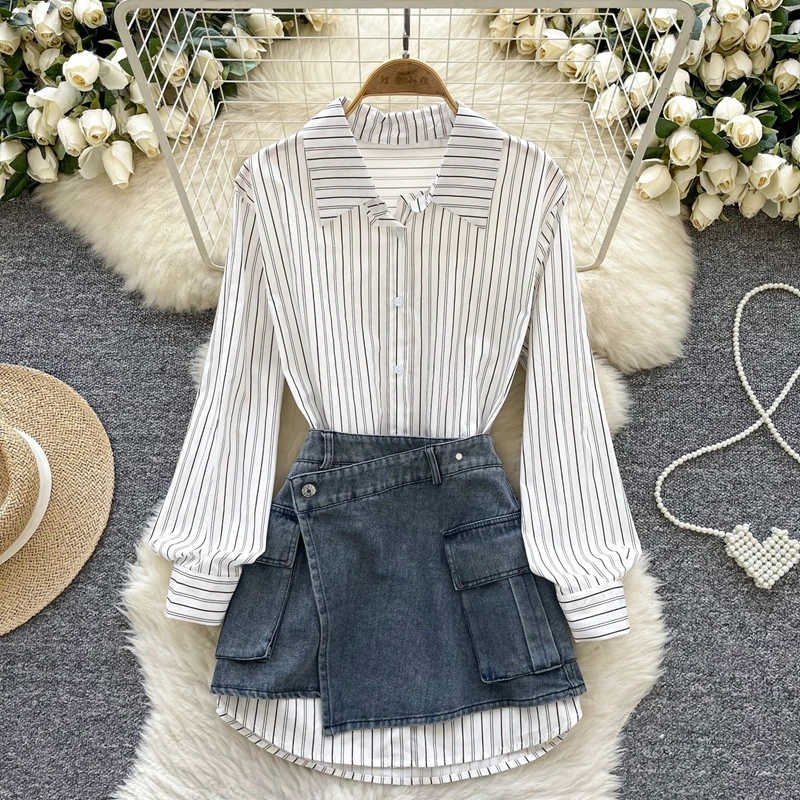 

Легкий комплект для зрелых женщин в корейском стиле. Универсальное платье-рубашка средней длины в полоску с длинными рукавами и джинсовая короткая юбка.