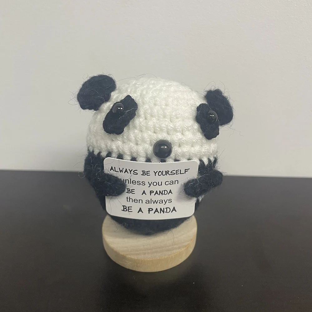 Nieuwe Handgemaakte Gebreide Panda Pop Met Kaart Ornament Huisdecoratie Mini Grappige Positieve Aardappelen Kamer Decor Christams Geschenken