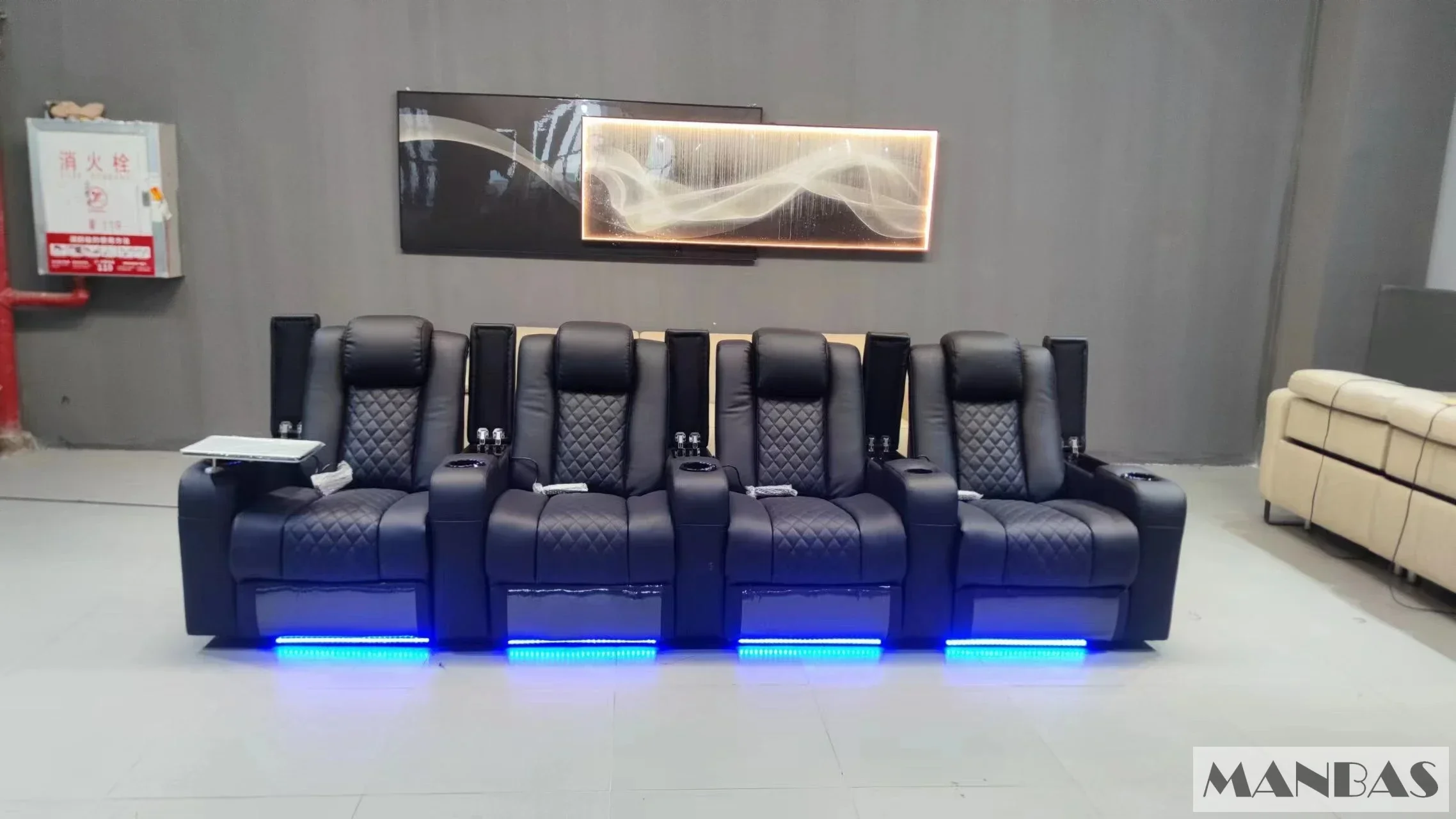 غرفة جلوس أريكة جلدية بمحركات مزدوجة من MINGDIBAO مع كرسي كهربائي وحامل أكواب للتدليك والتبريد لمقعد المسرح