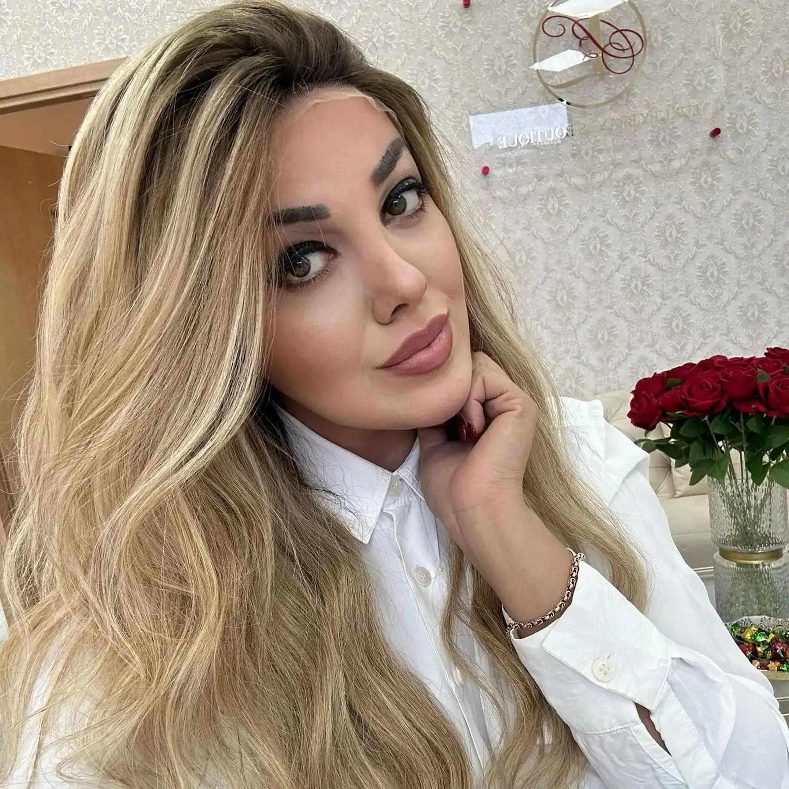 ソフトなオンブレライトブロンドバレイヤージュウィッグ、合成レースフロントウィッグ、プレプラッキングされたヘアライン、ボディウェーブ、快適なロングウィッグ、24インチ