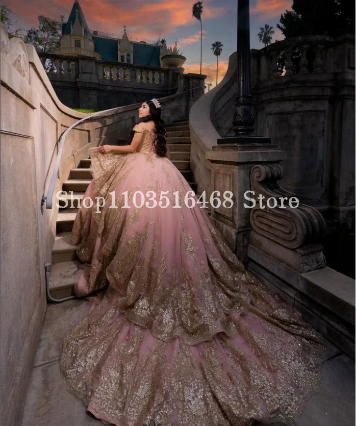 Luxury Princess Quinceanera Dresses2024 Peach Pink Strapless Gold Applique Chapel Train فساتين للمناسبات الرسمية