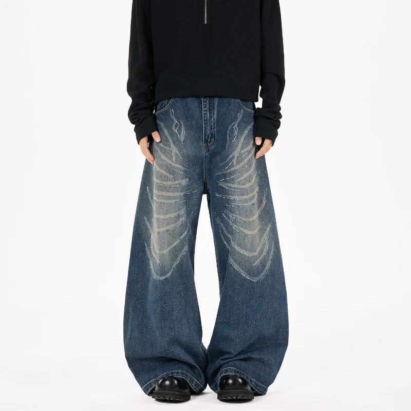 

Модные мужские джинсы в винтажном стиле с термоклеевыми стразами, синие, нишевый дизайн, изогнутый крой, свободные длинные брюки