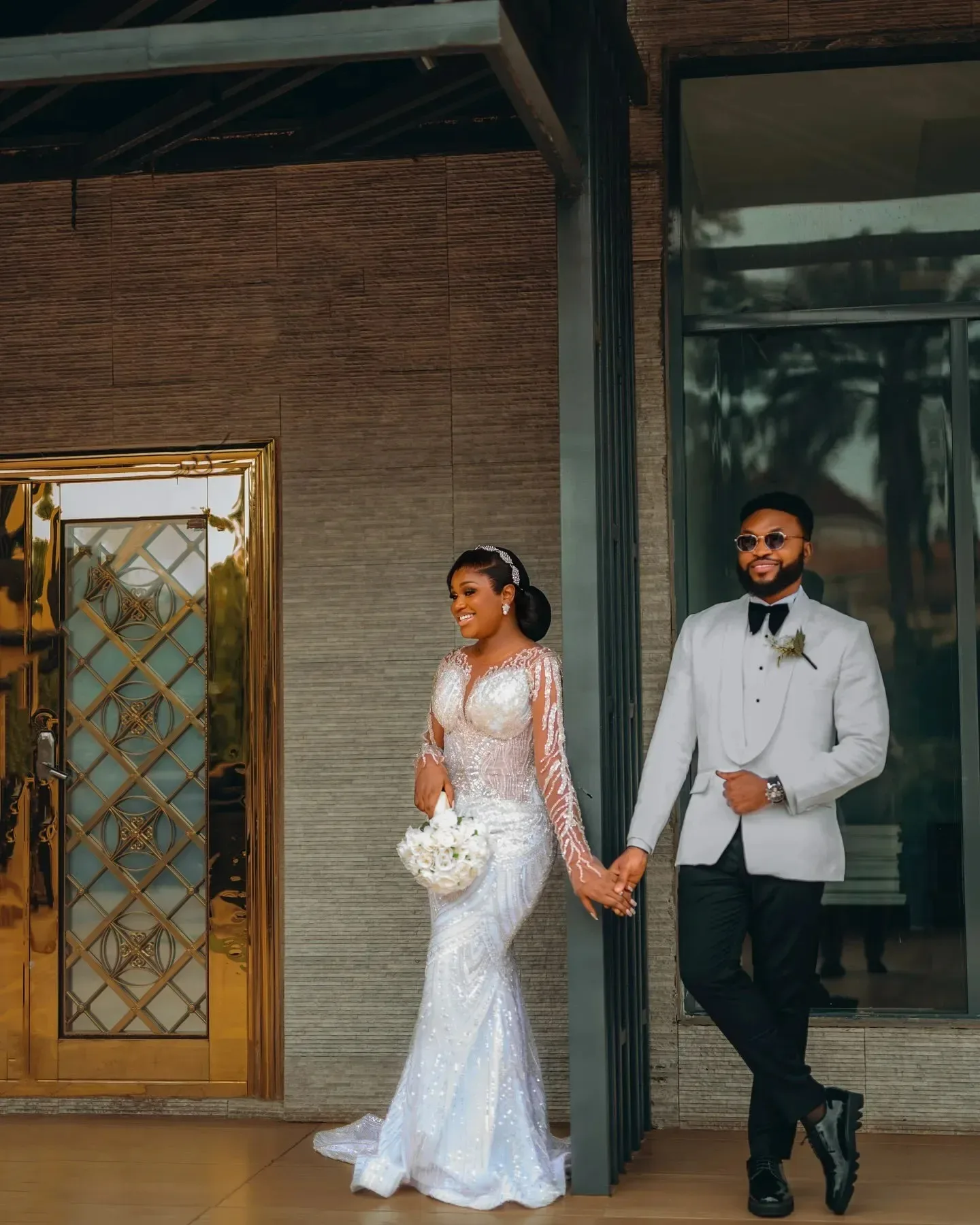 カスタマイズされたシアーネックキラキラスパンコールビーズのウェディングドレス取り外し可能なスカート付き Vestidos De Novia 長袖ブライダルドレス