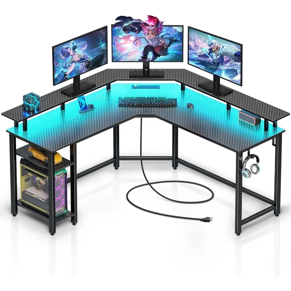 Scrivania da gioco sagomata con luci a LED e prese di corrente, scrivania con supporto per Monitor completo e ripiano portaoggetti