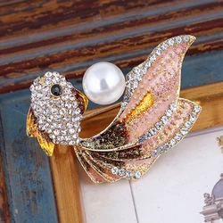 Cute 2-Color Goldfish Brooch Women Fashion Rhinesonte Pearl Fish Animal Enamel Pin Brooches Banquet Access Sories Mum Gifts